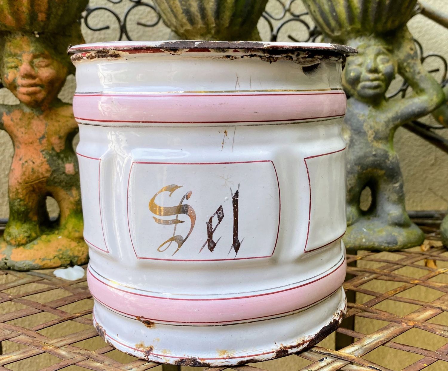 Antieke Franse Emaille Lichtroze en Witte Antieke Franse Emaille Lichtroze en Witte "SEL" Zoutbus