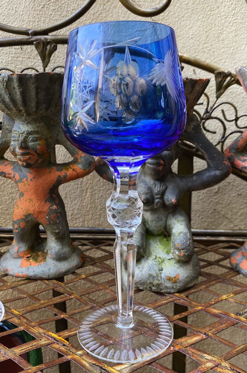 Vintage kobalt blauw Boheems geslepen wijnglas