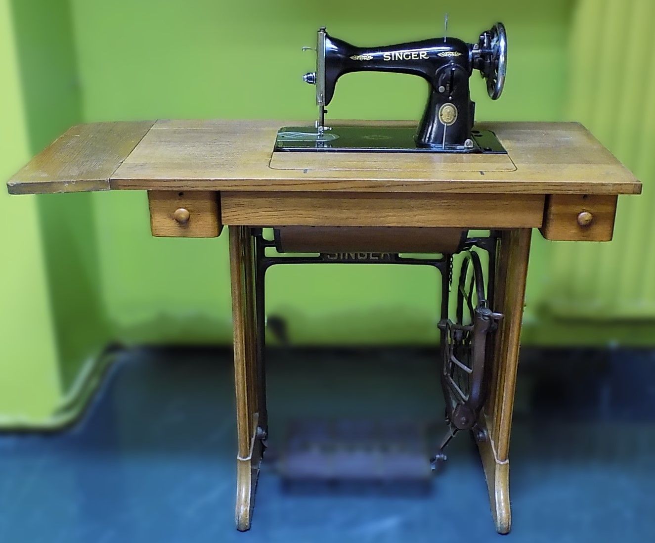 Oude vintage 1953 Singer naaimachine in kast met ijzeren onderstel