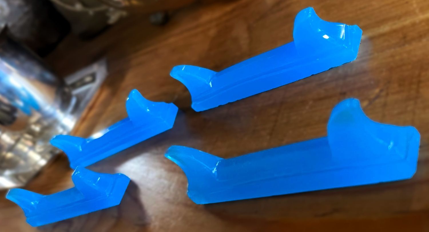 4 zeldzame Art deco messenleggers blauw gekleurd glas