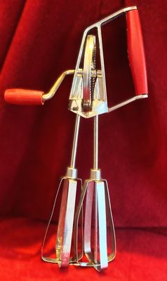 Prachtige kleine oude rode handmixer of Eierklopper keukennostalgie uit de jaren 50 - 60