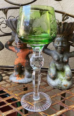 Vintage groen Boheems geslepen wijnglas