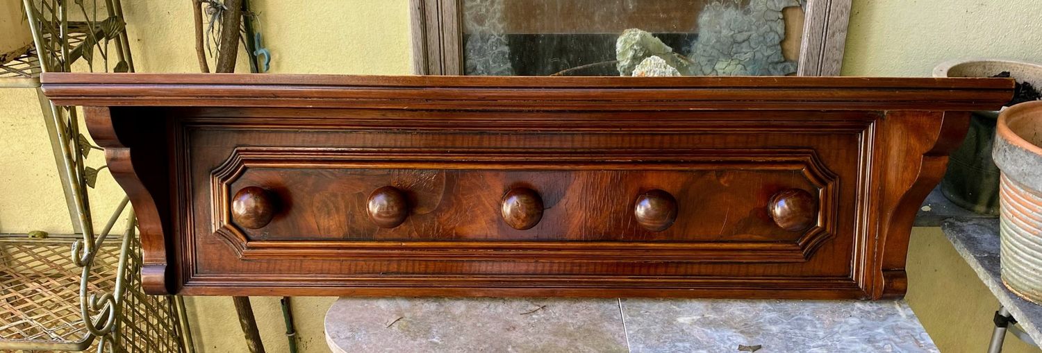 Antieke robuuste eikenhouten muurkapstok met hoedenplank afkomstig uit een klooster