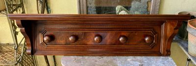 Antieke robuuste eikenhouten muurkapstok met hoedenplank afkomstig uit een klooster