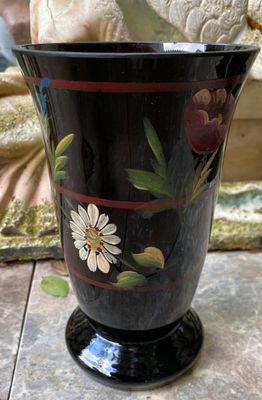 Klein zwart vaasje van Booms glas met handbeschilderde bloemenmotieven