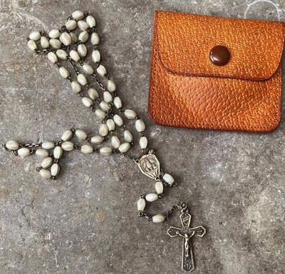 Antieke zilveren paternoster van Notre Dame de Montaigu Medaille met paarlemoer kralen in etui