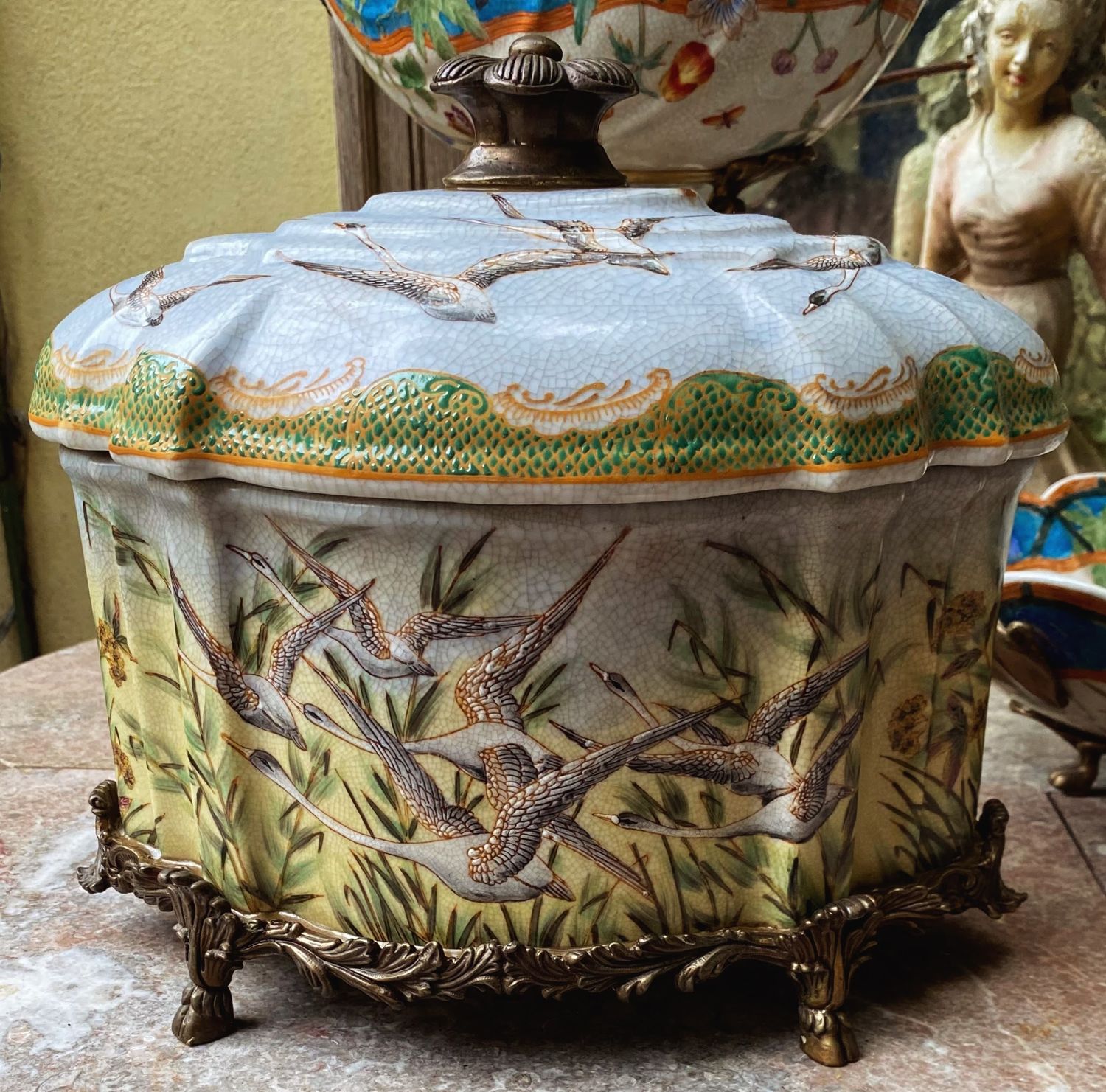 Prachtige porseleinen bonbonière met deksel in Art Nouveau style Prachtige porseleinen bonbonière met deksel in Art Nouveau style