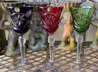 Prachtige set van 3 kleurrijke wijnroemers in "Bleikristall 24% handarbeit"