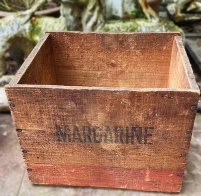 Prachtig vintage Houten kistje met opschrift Margarine Ets Alaska Jumet