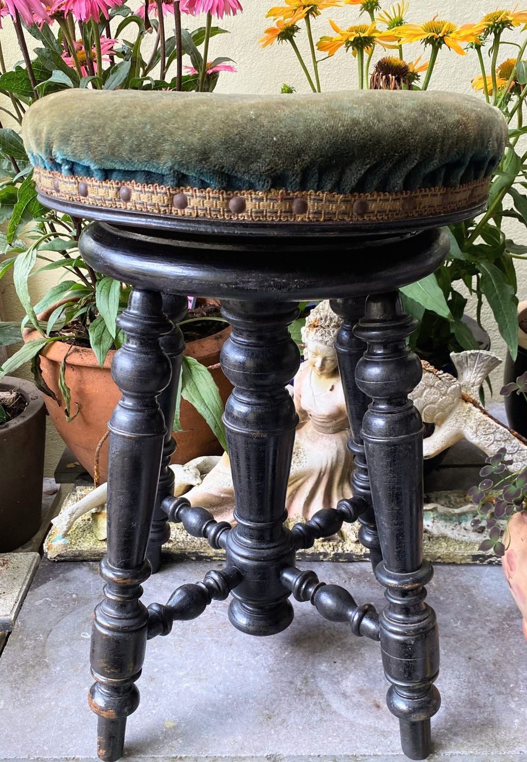 Antieke vier poot pianokruk met originele groene veloursbekleding