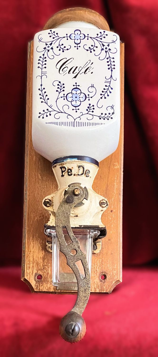 Antieke wandkoffiemolen "PeDe" met prachtig Blue Saks patroon