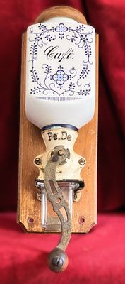 Antieke wandkoffiemolen "PeDe" met prachtig Blue Saks patroon