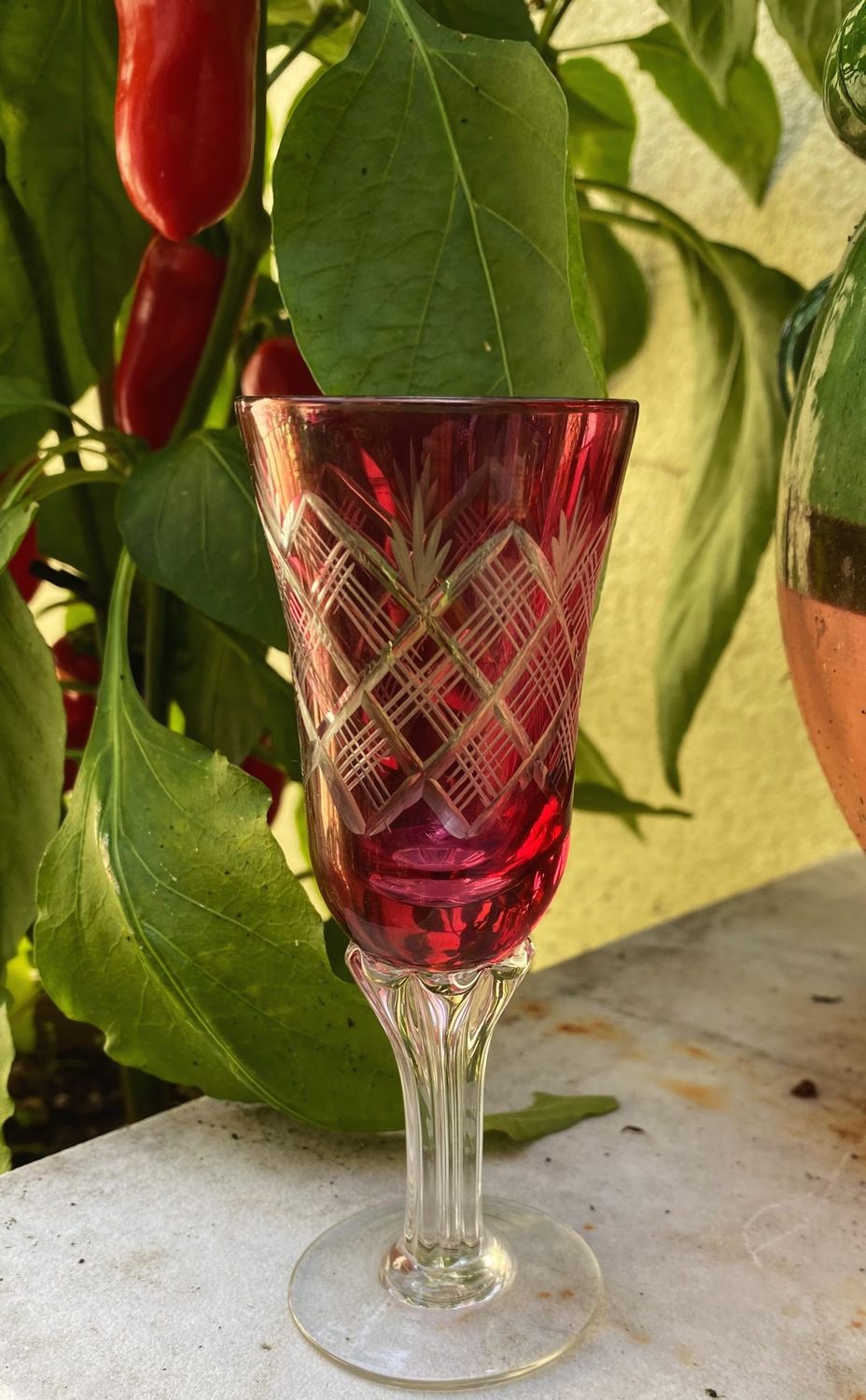 Prachtig geëtst "Cristal cordial Cranberry red" borrelglaasje Murano