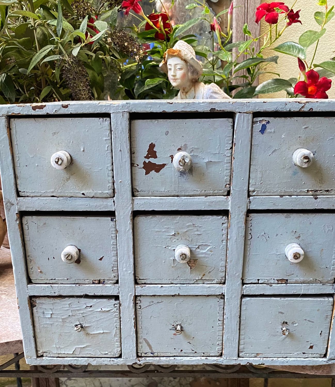 Origineel Grijs over bruin geschilderd apothekerskastje met negen lades en origineel porseleinen beslag