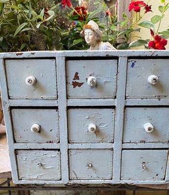 Origineel Grijs over bruin geschilderd apothekerskastje met negen lades en origineel porseleinen beslag