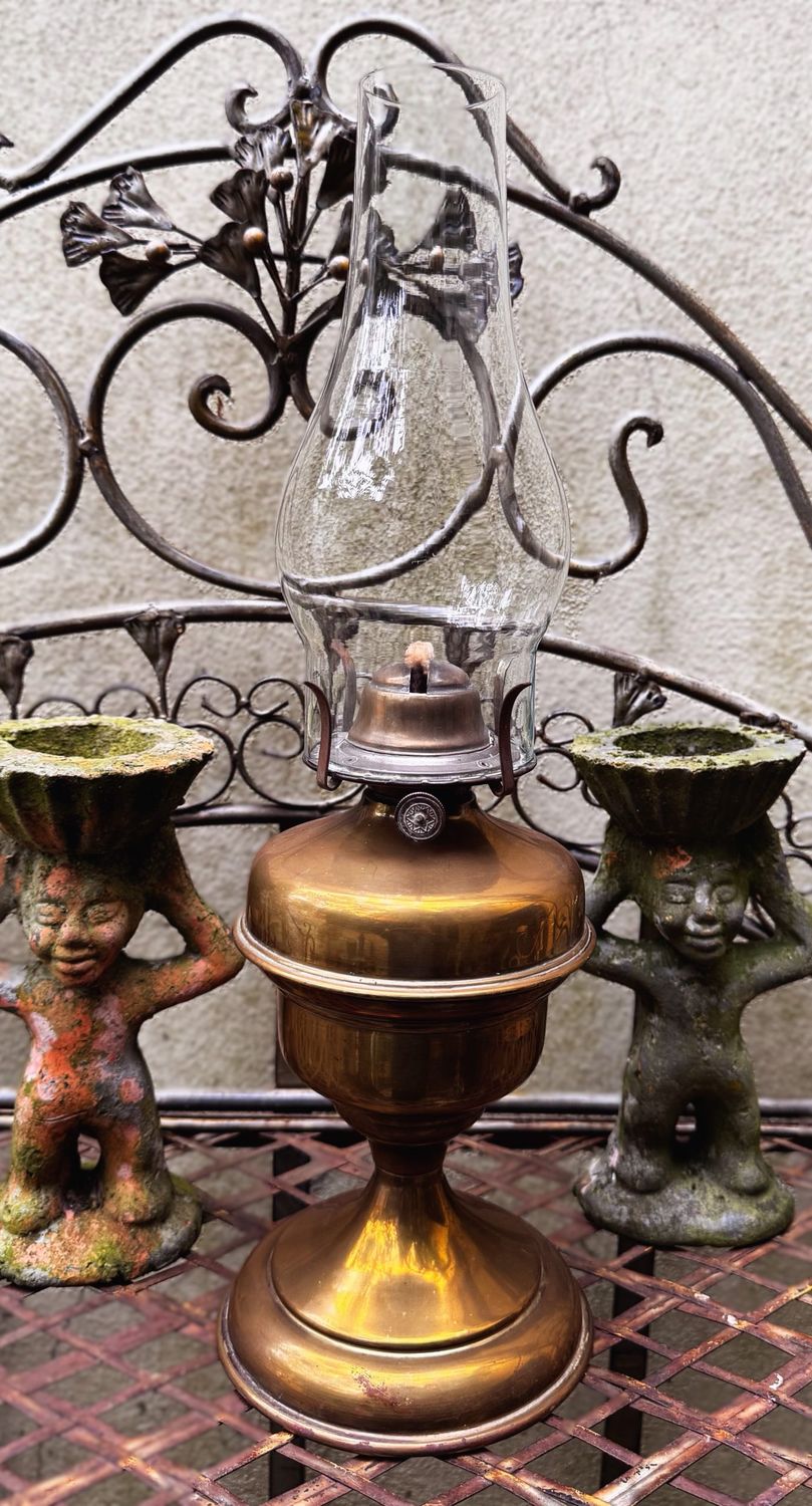 Antieke 19de eeuwse koperen olielamp met unieke 4 clips brander Antieke 19de eeuwse koperen olielamp met unieke 4 clips brander