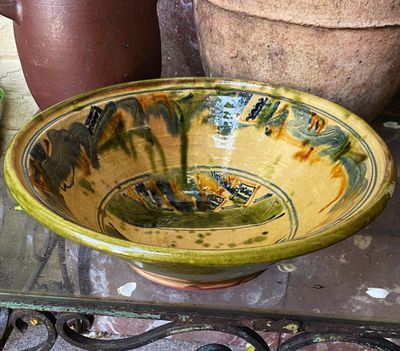 Rijk versierde Franse provinciaalse tian/fruitschaal handgemaakt in oker/groen geglazuurd aardewerk