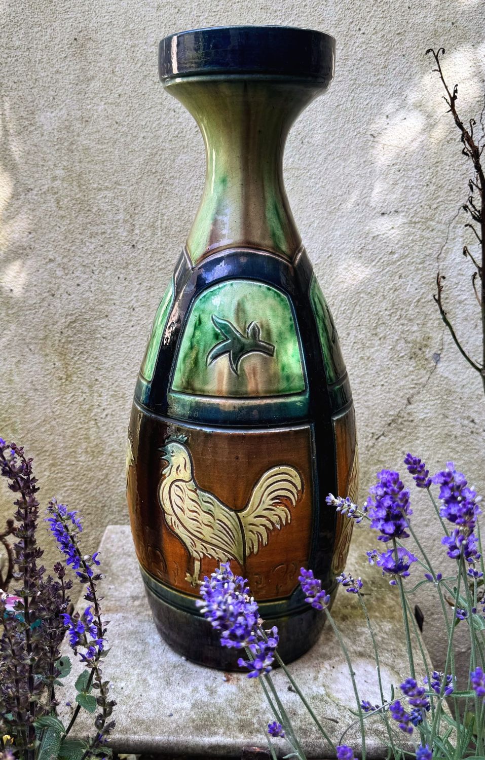 Prachtige Vlaamse aardewerken vaas met een decoratie van hanen en kippen