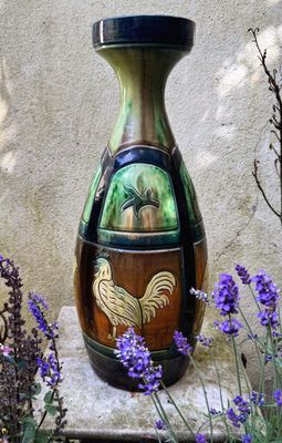 Prachtige Vlaamse aardewerken vaas met een decoratie van hanen en kippen