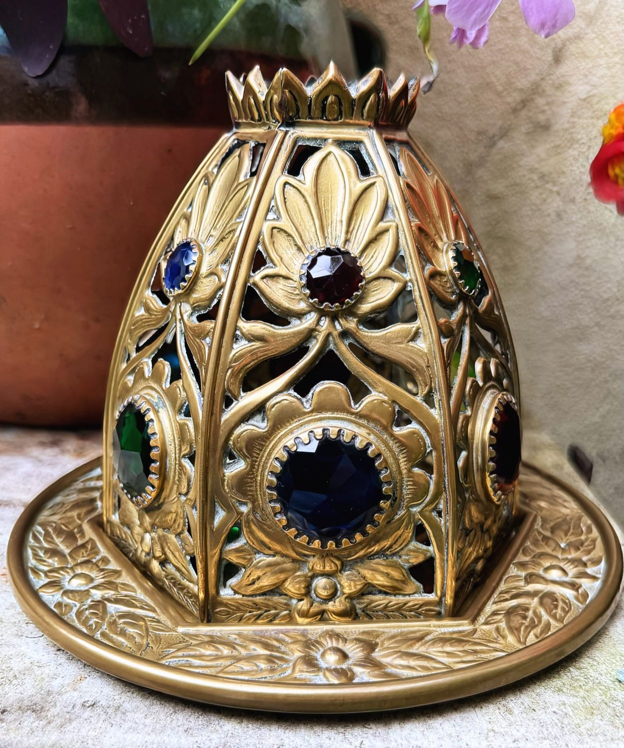 Betoverend kaarsenlampje van messing vormgegeven als een gouden kroon compleet met dienblad.