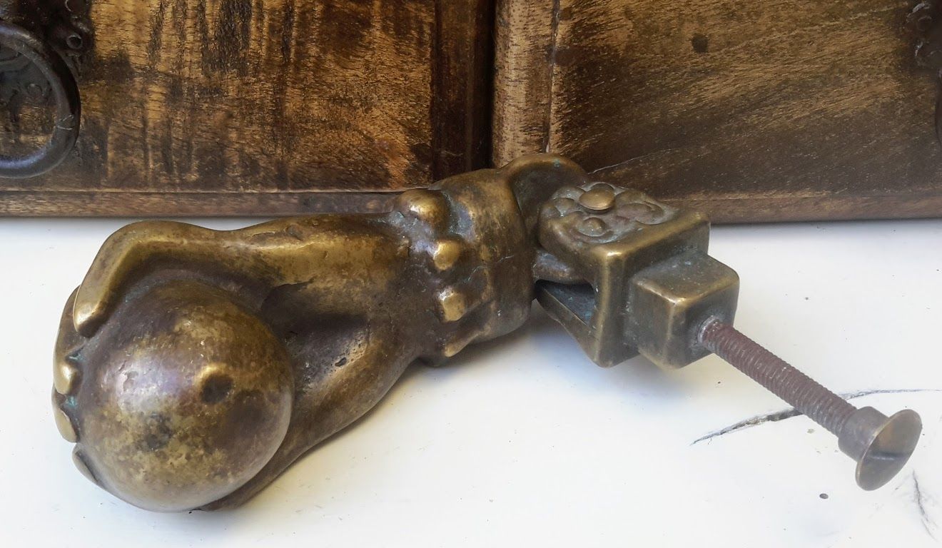 Antieke Franse bronzen deurklopper, hand met bal