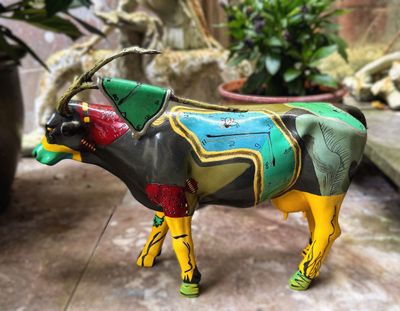 Unieke bontgekleurde en gedecoreerde koe "Salvador Cowli" naar Salvador Dali van Merry Calderoni