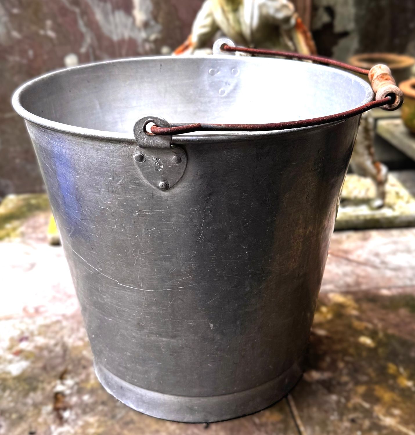 Retro inox melkemmer met houten handvat jaren 50