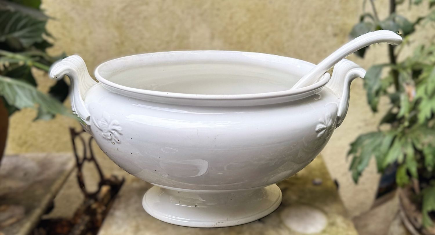 Prachtige antieke witte aardewerk soepterrine afkomstig uit een nonnenklooster