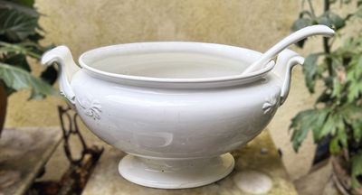Prachtige antieke witte aardewerk soepterrine afkomstig uit een nonnenklooster