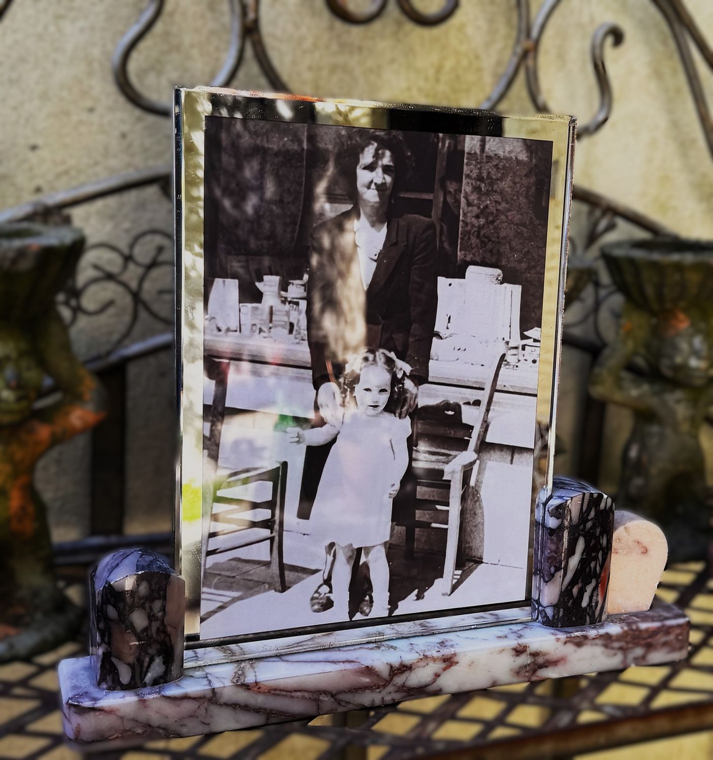 Kunstzinnige Fotolijst met verfijnde Ruitvormige Structuren en Warme Marmertextuur - Een Subtiele Dans van Vorm en Finesse