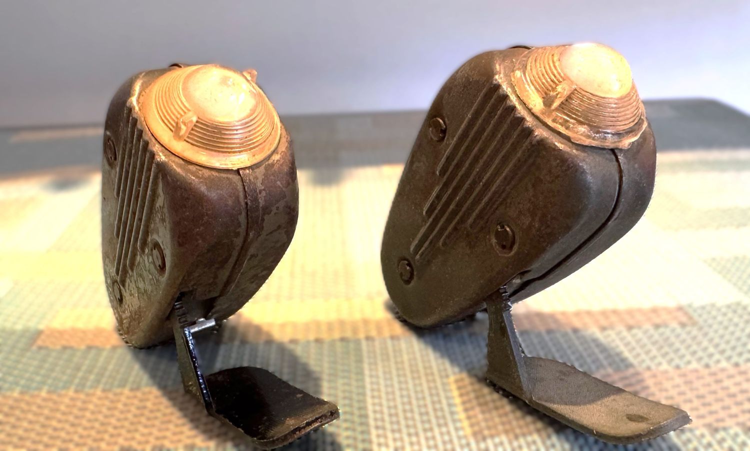 Vintage dynamo Philips 'Knijpkat' zaklamp van Nederlandse origine gebruikt tijdens de Tweede Wereldoorlog