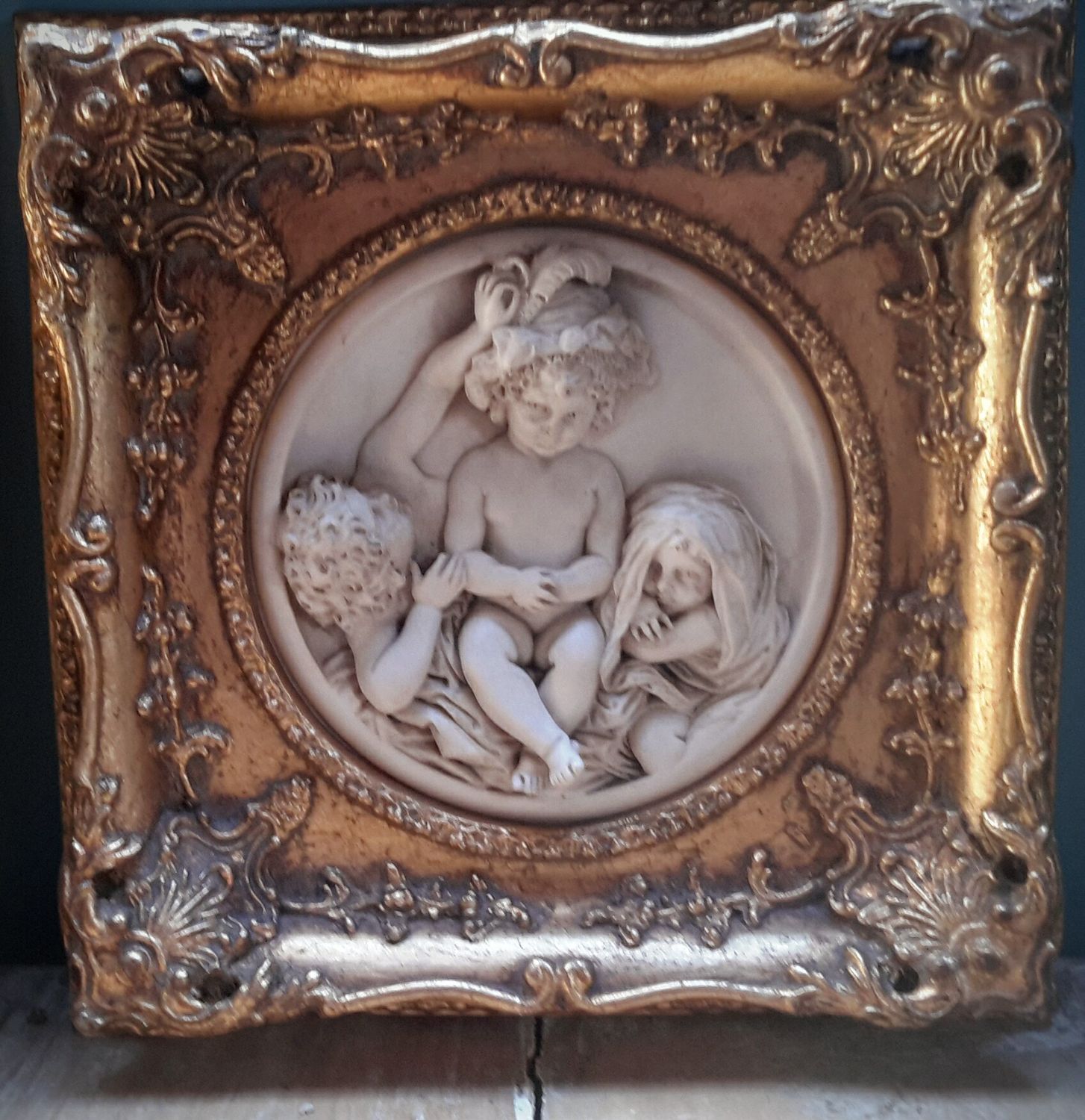 Albast schilderij van drie spelende kinderen in een baroklijst