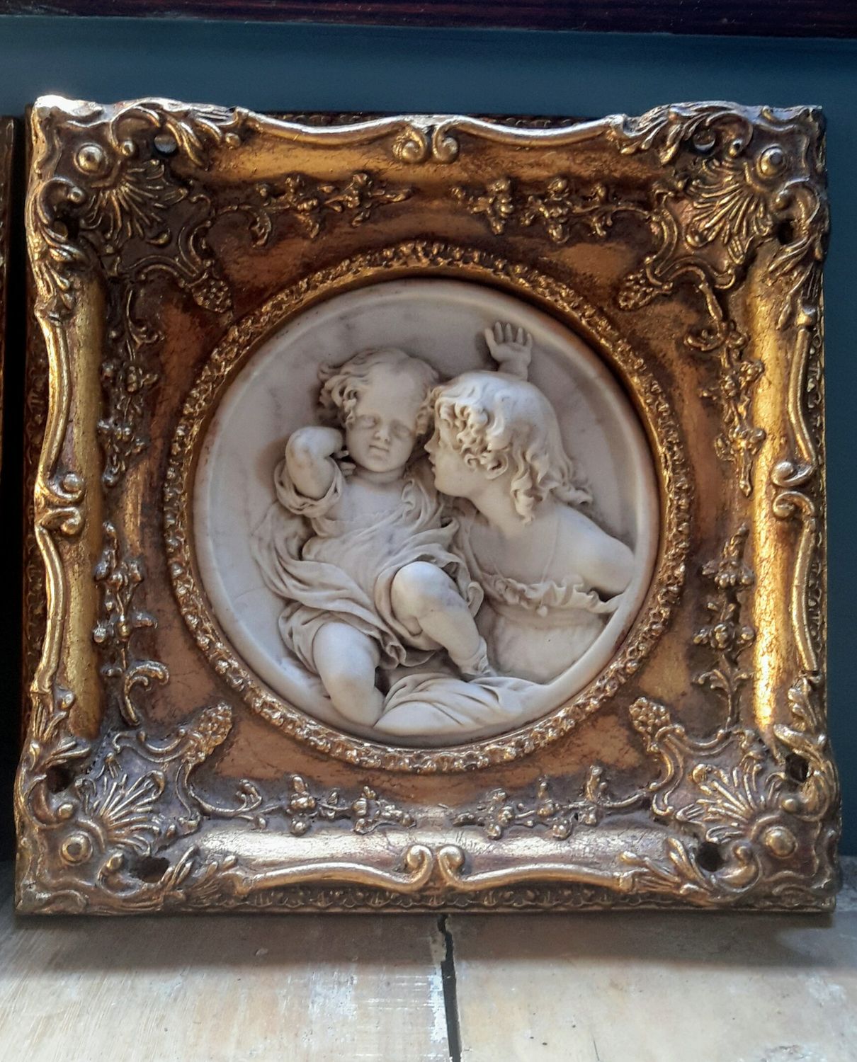 Albast schilderij moeder en kind in een baroklijst