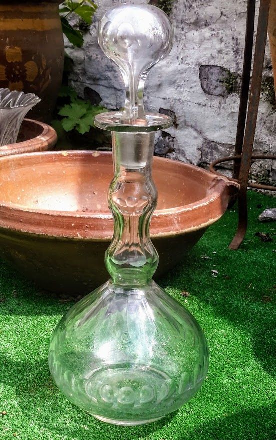 Brocante glazen karaf met decoratieve stop