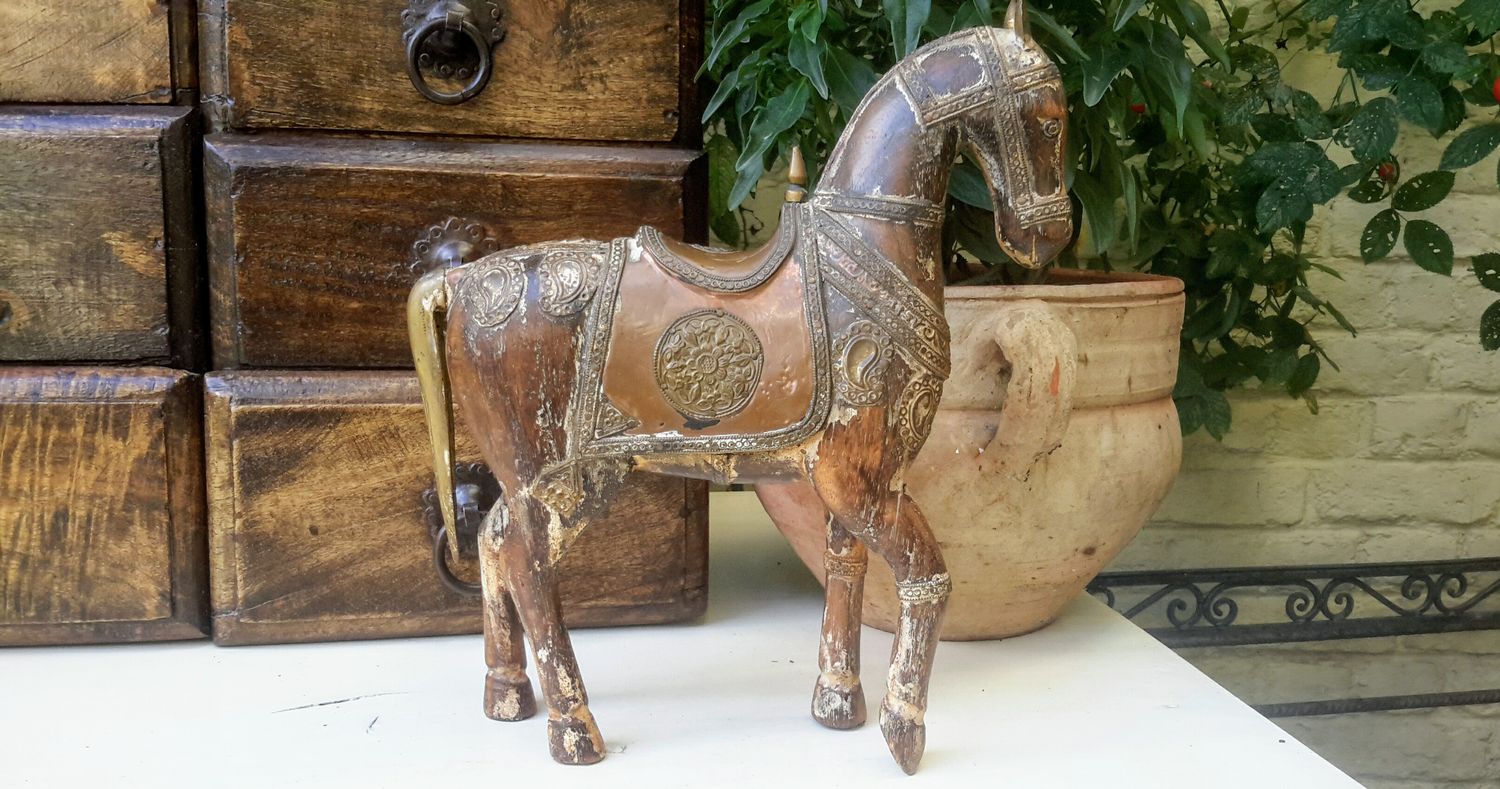 Handgesneden mahoniehouten paard met messing en koperen reliëfbeslag uit Indië