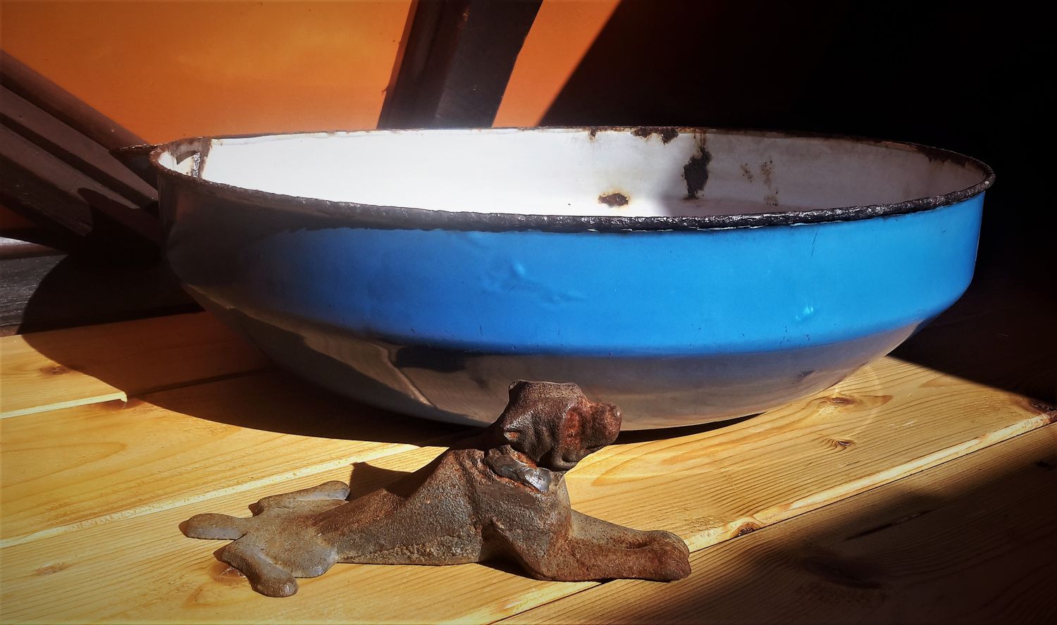 Vintage klassieke witte en blauwe emaille boterteil