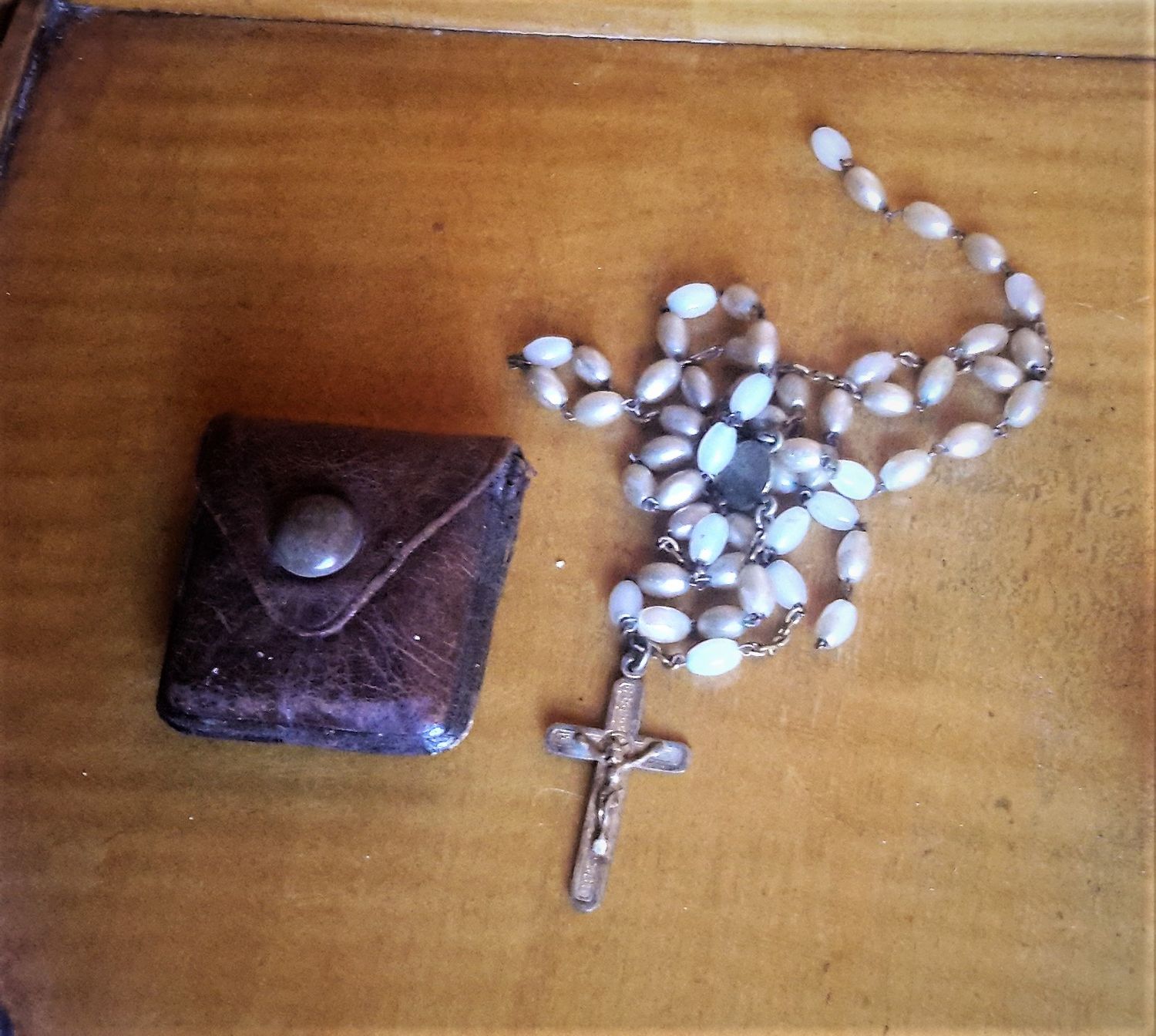 Antieke paternoster in lederen etui