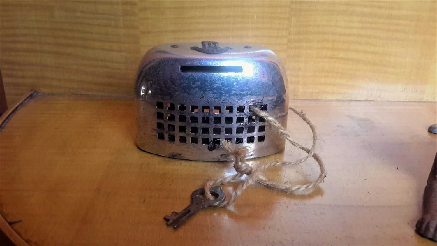 Antiek Spaarpotje uit 1827 met sleutel Antiek Spaarpotje uit 1827 met sleutel