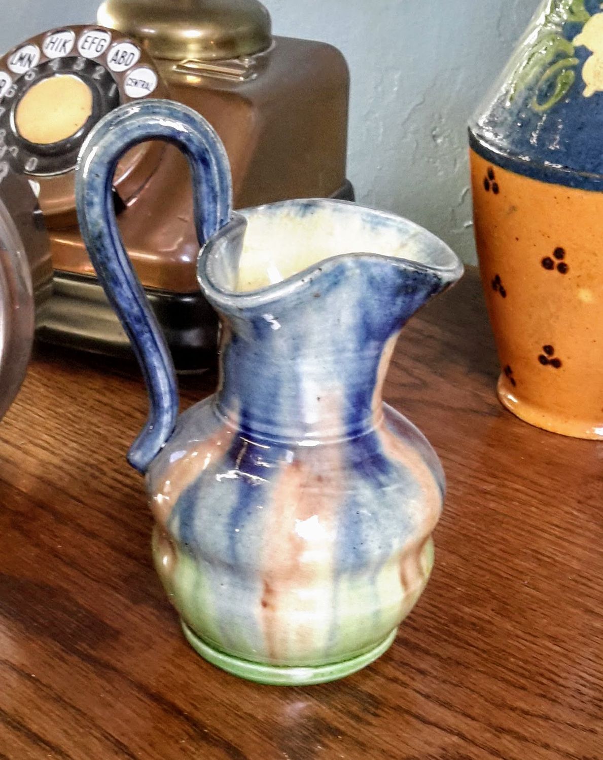 Decoratief melkkannetje in Vlaams aardewerk