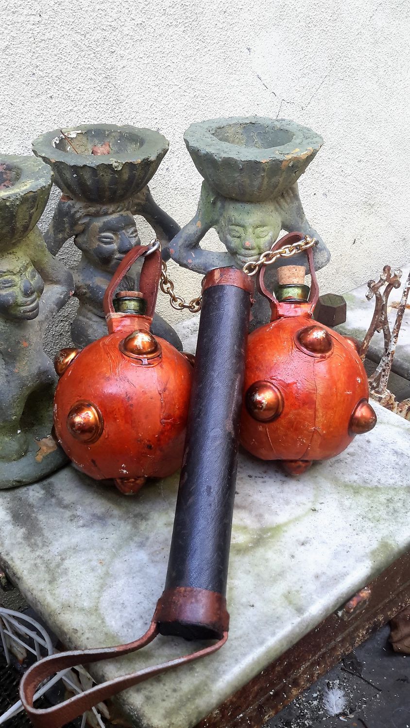 Knotsgekke Goedendag Middeleeuws wapen met flesjes Knotsgekke Goedendag Middeleeuws wapen met flesjes