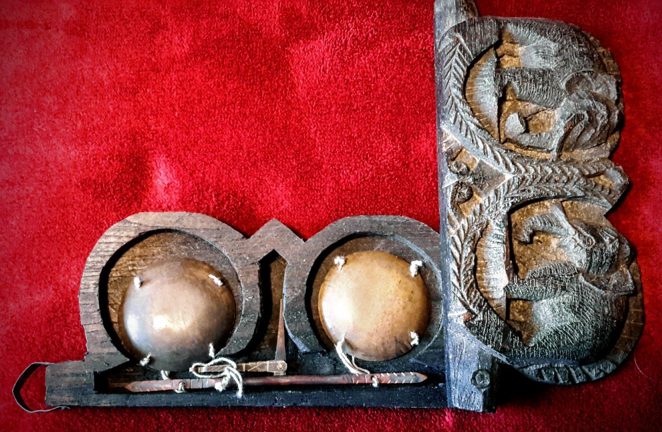 Zeldzaam Opium/kruiden Apothekers weegschaaltje in een houten, handgesneden Olifant opbergdoosje