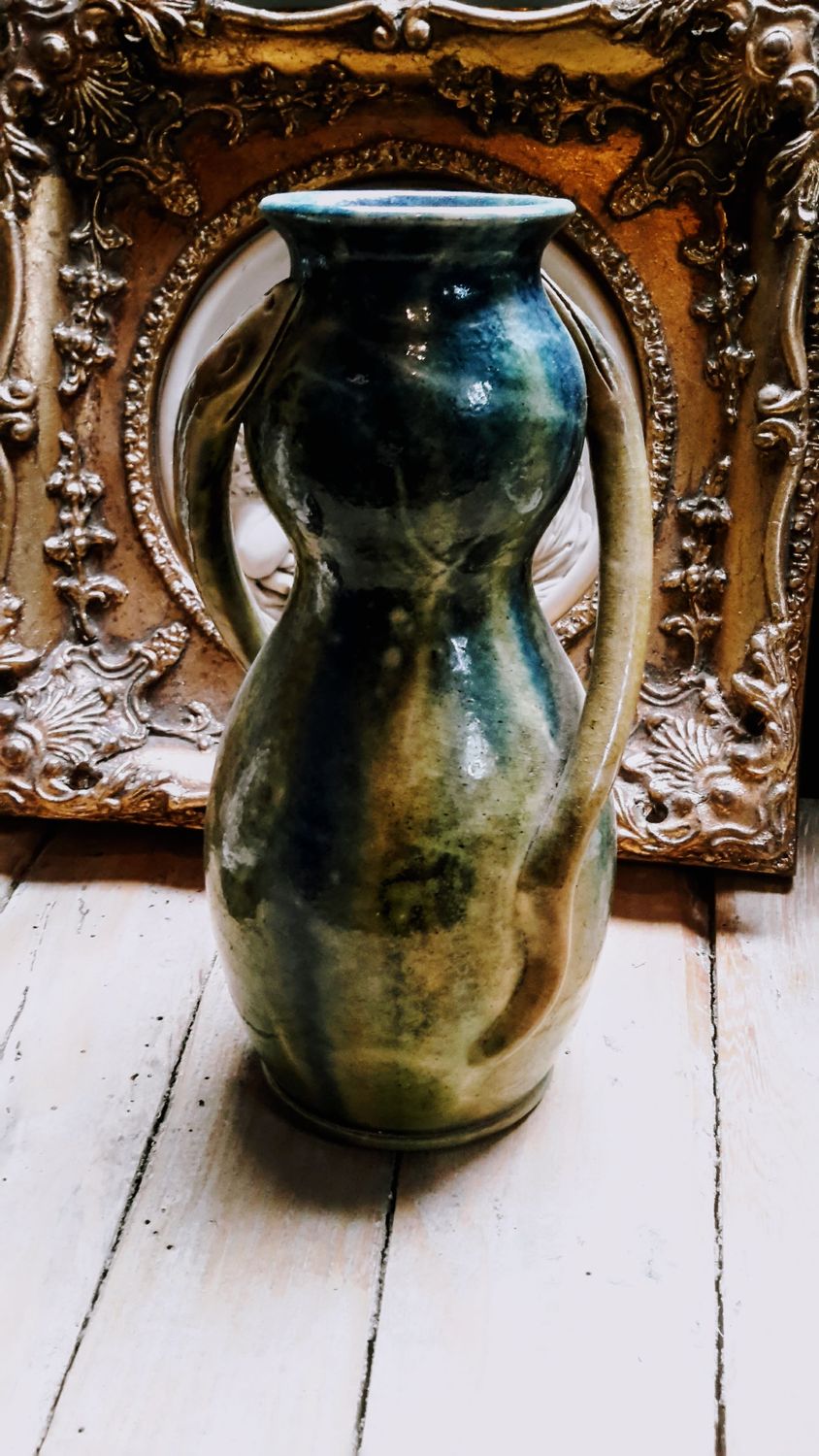 Vlaams aardewerken vaas met 2 oren in de vorm van slangen