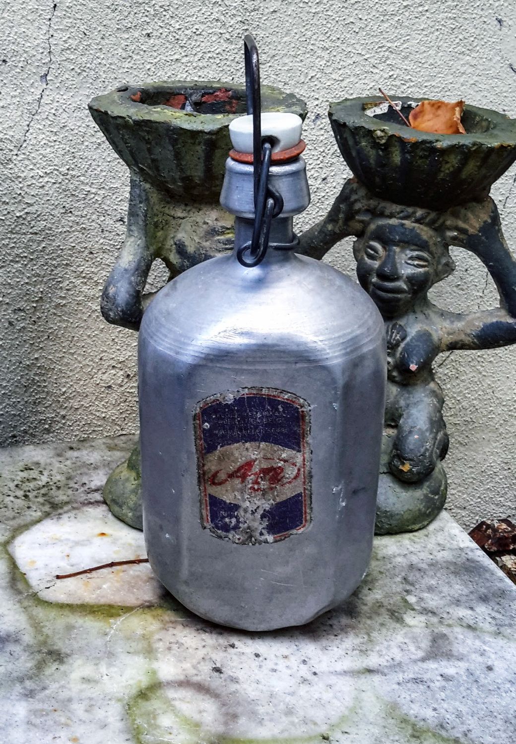 Oude aluminium Veldfles van het merk An, met porseleinen beugeldop