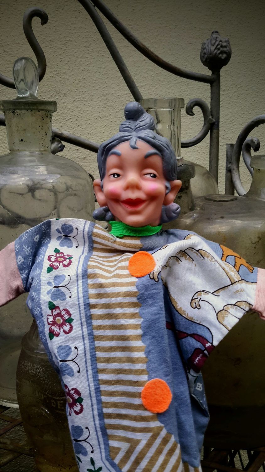 Retro speelgoed oude poppenkast pop Lieve Oma