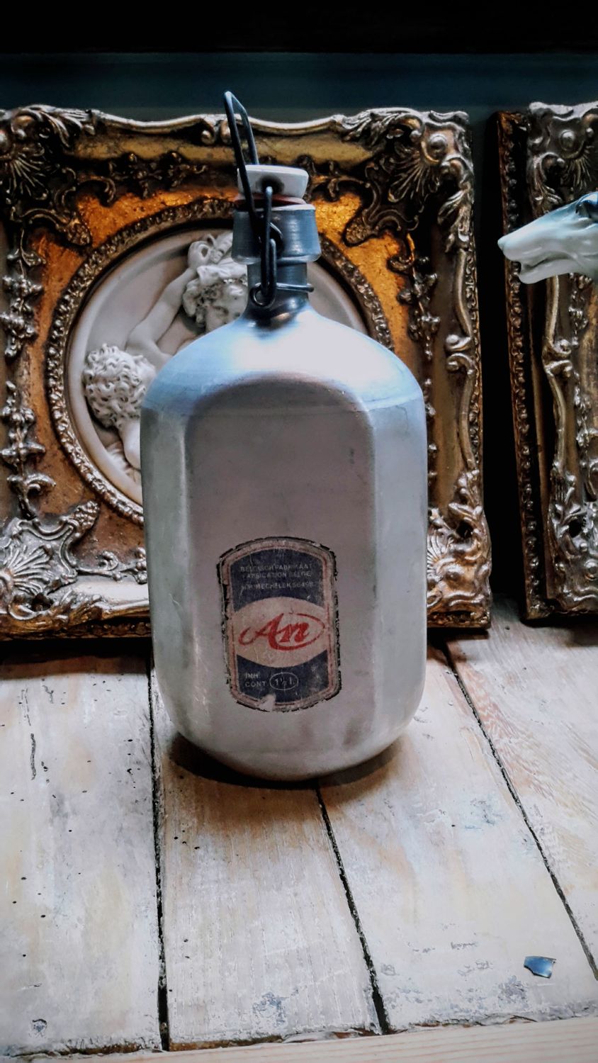 Oude aluminium Veldfles met porseleinen beugeldop van 1,5l van het merk An