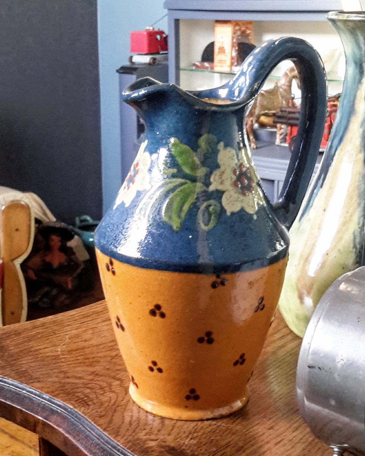 Decoratief gestileerde waterkruik in geglazuurd aardewerk Decoratief gestileerde waterkruik in geglazuurd aardewerk