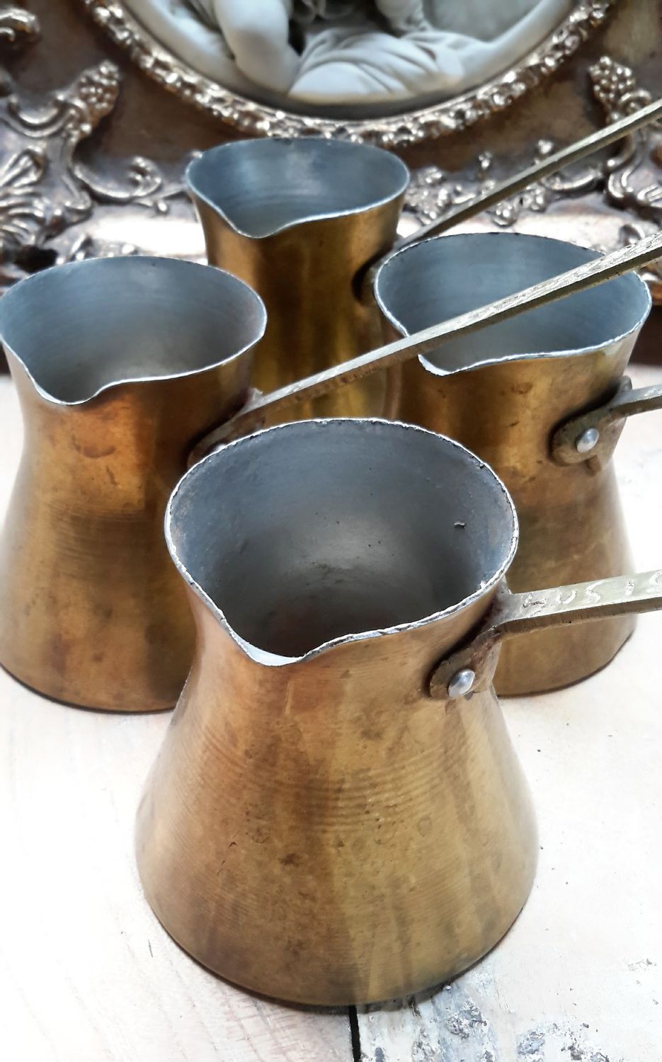 Set van koperen Turkse koffie schenkkannetjes.