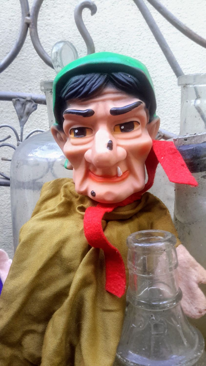 Retro speelgoed oude poppenkast pop Heks