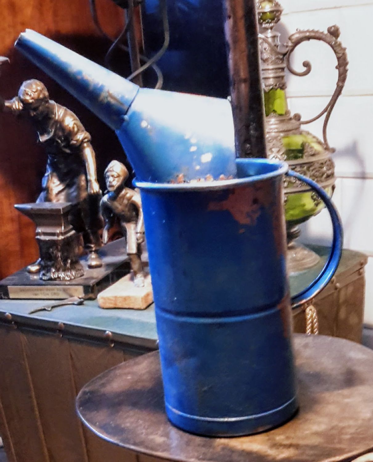 Decoratief sleetse blauwe oliekan