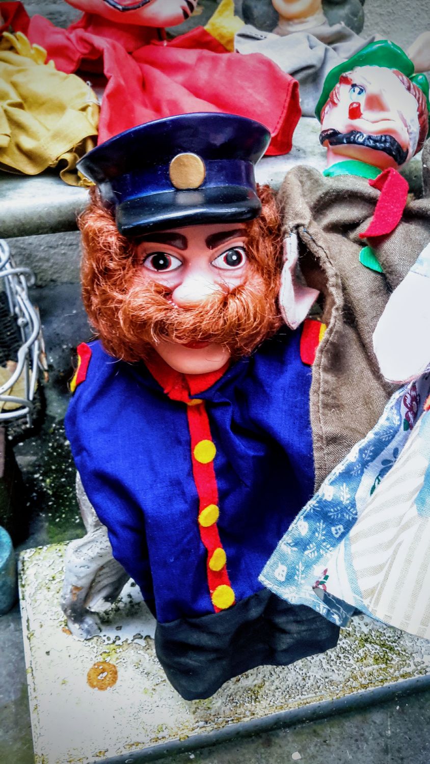 Retro speelgoed oude poppenkast pop Belgische politieman